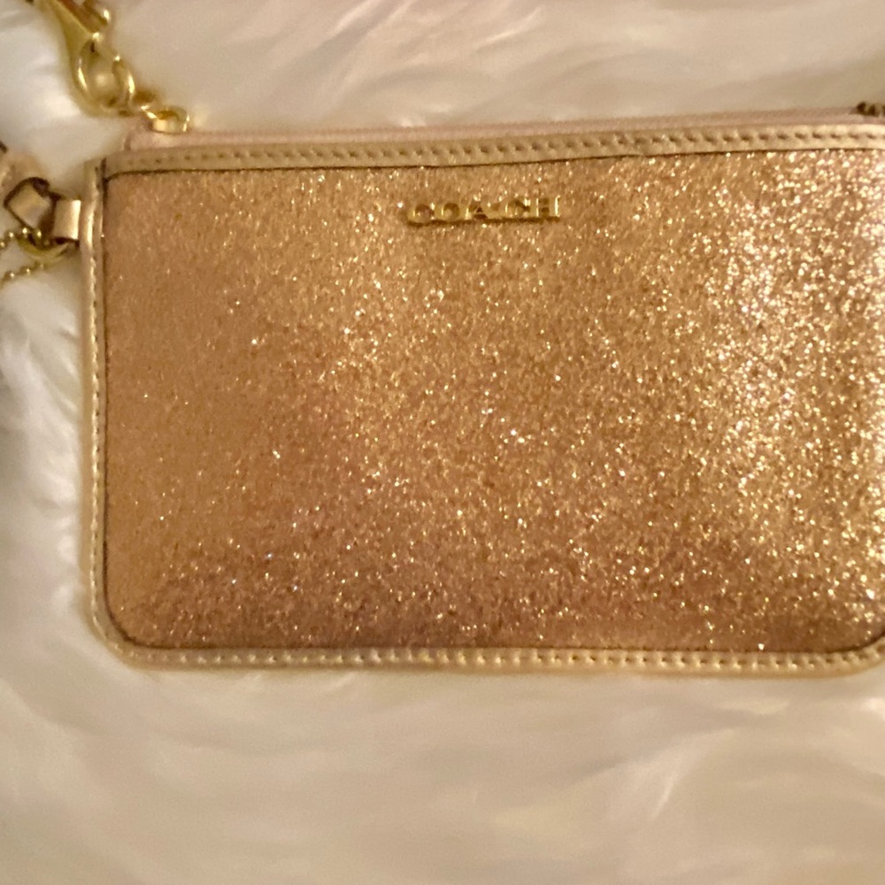 🆕COACH GOLD SPARKLY CUTE WRISTLET THAT YOU ARE GOING TO LOVE. HOLDS PHONE ETC.